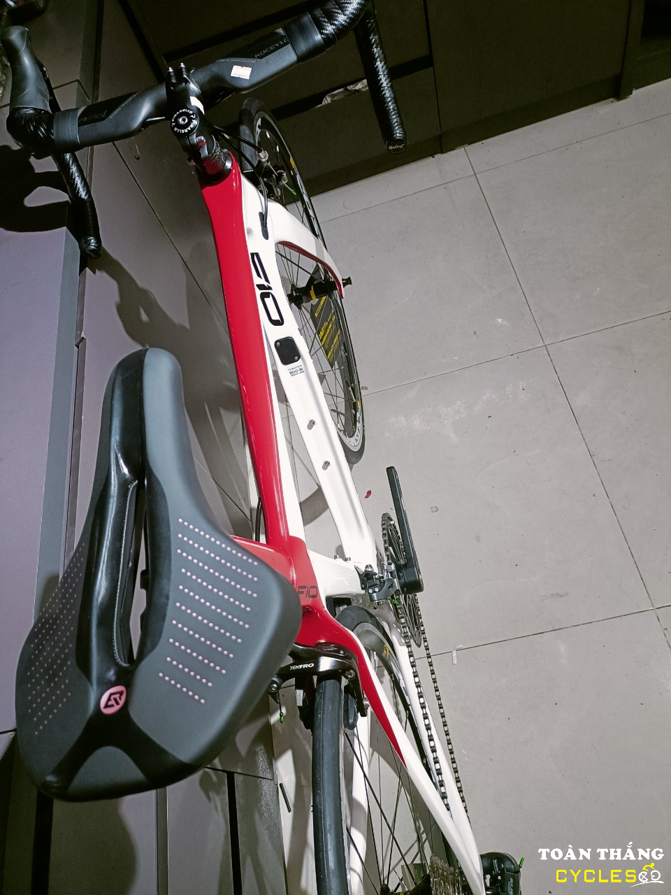 Xe đạp đua Pinarello F10 R2000 Trắng đỏ