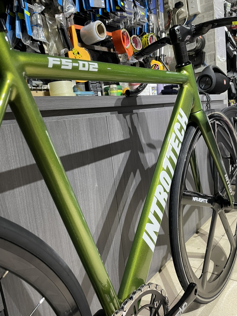 Xe đạp Fixed Gear Intro7Tech xanh trắng 5 đao Navigate