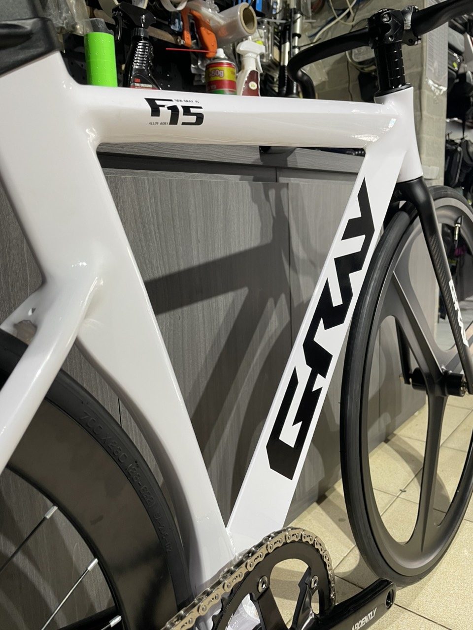 Xe đạp Fixed Gear Gray Full nhôm White 3 đao đen